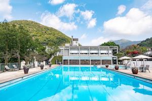 台北雀客藏居台北阳明山的山地酒店的一个游泳池