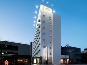 山口Super Hotel Yamaguchi Yuda Onsen的建筑一侧有标志的酒店