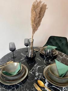 维也纳Luxus Apartment的一张桌子上放有盘子和酒杯