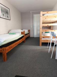 Purku Keskus的客房设有两张双层床和梯子