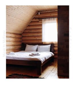 米库利钦Mayak Chalet Resort Mykulychyn的小木屋内一间卧室,配有一张床