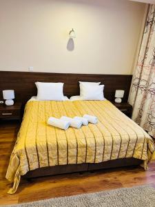 图兹拉HOTEL MINERO的一间卧室配有一张床,上面有两条毛巾