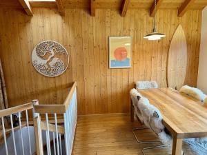 Chermignon-dʼen HautChalet typique du Valais,Maison bio et bien-être!的一间带桌子和木墙的用餐室