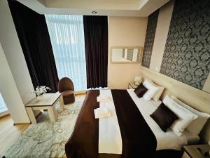 图兹拉HOTEL MINERO的一间酒店客房,设有一张大床和一个大窗户