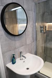 利物浦Kop View的一间带水槽和镜子的浴室