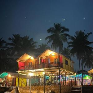 阿贡达Nana's Nook的海滩上晚上灯的房子