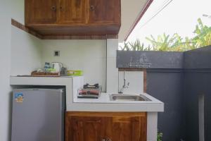 沙努尔Rumah Kecil Sanur的一间带水槽和冰箱的小厨房
