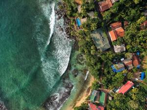 米瑞莎LaRoy Mirissa的享有海滩上方的房屋和大海美景