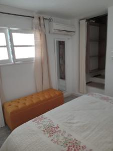 西迪·布·赛义德Maison à Sidi Bou Said的一间卧室设有一张床和一个窗口