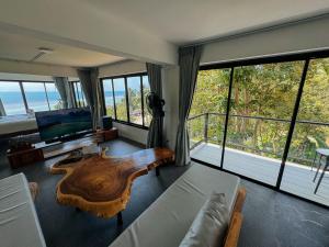 Baan Khai塔诺伊花园度假屋的带沙发和咖啡桌的客厅