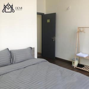 áº¤p VÄ©nh ÃÃ´ngDeMi Homestay 2 - Châu Đốc的一间卧室设有一张床和一个黑色的门