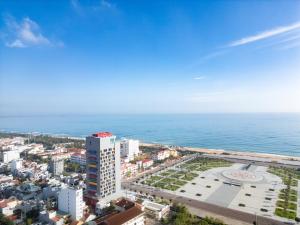 绥和市Wink Hotel Tuy Hoa Beach - 24hrs stay & Rooftop Pool Bar的城市和海洋的空中景观