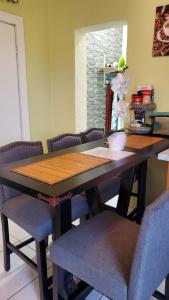 拿骚Eastwood Escape的餐桌、椅子和木桌