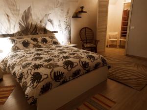 巴勒莫Daysin Apartments的一间卧室配有一张带黑白色棉被的床