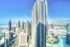 迪拜Downtown Luxury - Stunning Burj Khalifa & Sea View - 5 Minutes Walk to Dubai Mall的享有大城市和高楼的景色