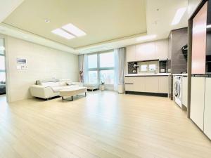 首尔Hoban Apartment, KonKuk Univ Station的带沙发的大客厅和厨房