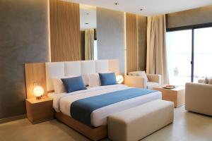 乌姆盖万帕尔马海滩Spa度假酒店的一间卧室配有一张带蓝色枕头的大床