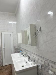 奥什Sunny Hostel的一间带水槽和镜子的浴室