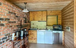 BråsteinAmazing Apartment In Sandnes With Kitchen的厨房设有砖墙和白色冰箱。