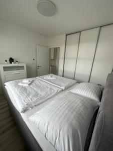 布拉迪斯拉发Ein Park Apartment with free parking的卧室配有一张白色大床和床头板