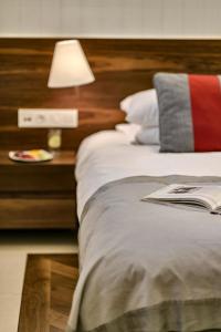 桑加拉达12 Months Resort & Spa的一张带灯的床和一本书
