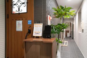 东川町The Peak Villa Suite Hokkaido的走廊上的前台,有盆栽植物