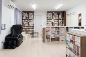 东川町The Peak Villa Suite Hokkaido的一间位于房间中间的带黑椅的图书馆