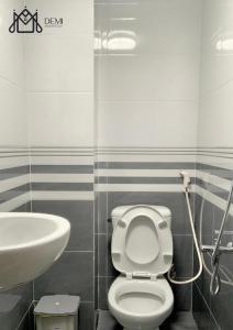 áº¤p VÄ©nh ÃÃ´ngDeMi Homestay 2 - Châu Đốc的浴室配有白色卫生间和盥洗盆。
