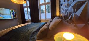 巴特萨尔茨乌夫伦Mastersuite的一间卧室配有一张光线充足的床