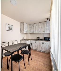 第比利斯New Tiflis Apartment Mziuri的厨房以及带桌椅的用餐室。