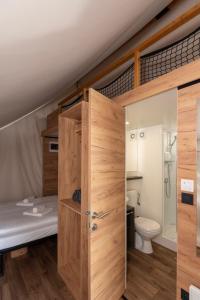 班斯卡 - 什佳夫尼察ForRest Glamping的一间带双层床和卫生间的浴室