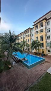 Bandar PenawarDesaru Homestay Southern, Tiara Desaru Seaview Residensi的大楼前的大型游泳池