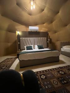 DisahQueen's Magic Camp的一间卧室设有一张带天花板的大床