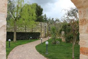 孔韦尔萨诺Parco dei Manieri的花园中一条砖路,树 ⁇ 和树木