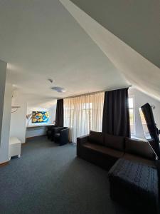 阿达兹Čill Easy hotel with self check-in的带沙发和平面电视的客厅