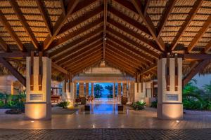 蓬塔卡纳The Westin Puntacana Resort的度假村的大堂设有大型木制天花板