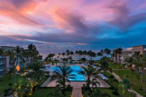 蓬塔卡纳The Westin Puntacana Resort的享有带游泳池和棕榈树的度假村的景致