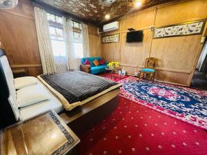 斯利那加The Hayat Group Of Houseboats的一间卧室配有一张大床和红色地毯。