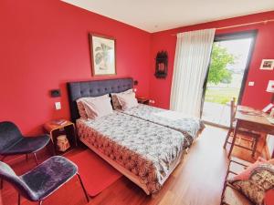 波格尔la Palisse的卧室设有红色的墙壁、一张床和窗户