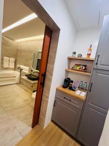 CalapanBox A.venu的客房内设有带水槽和卫生间的浴室