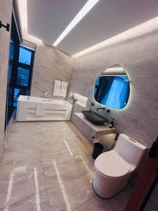 CalapanBox A.venu的浴室配有卫生间、盥洗盆和浴缸。