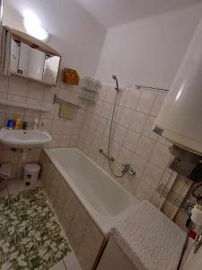 陶波尔曹塔瓦斯巴朗塔博卡公寓的带淋浴、浴缸和盥洗盆的浴室