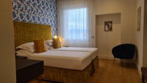 墨西拿Jolly Charme Suite的酒店客房设有床和窗户。