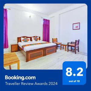 斋浦尔FabHotel Gitanjali的酒店客房,配有一张紫色窗帘的床