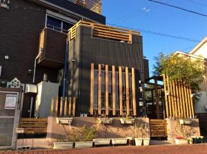 大津Koke Musu inn的前面有一堆木凳的建筑