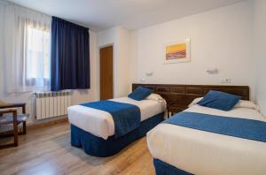 塔瓦斯坎马尔克桑特酒店的酒店客房设有两张床和窗户。