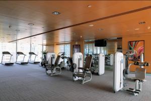 广州广州东圃福朋喜来登的一间健身房,内设有氧运动器材