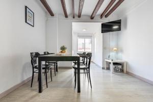 塔拉戈纳Bettatur Apartaments Rera Sant Domenech的一间用餐室,配有黑色的桌子和椅子