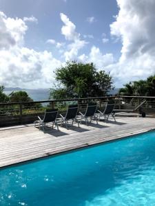 勒迪亚芒德梅迪蒙特卡莱波酒店的一组椅子坐在游泳池旁的甲板上