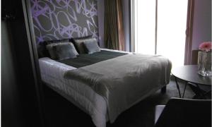 圣让-德蒙T2 La vue panoramique sur l'océan à 180的一间卧室配有一张紫色墙壁的床